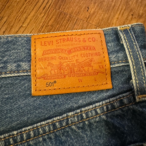 Levi’s Blue Denim Jean shorts distressed hem - Picture 3 of 8